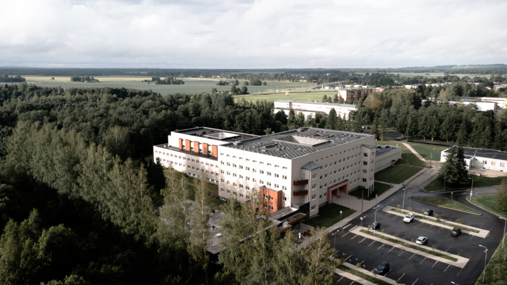 Jõgeva haigla peahoone aerofoto, ümbritsetuna metsast ja avaratest põldudest.