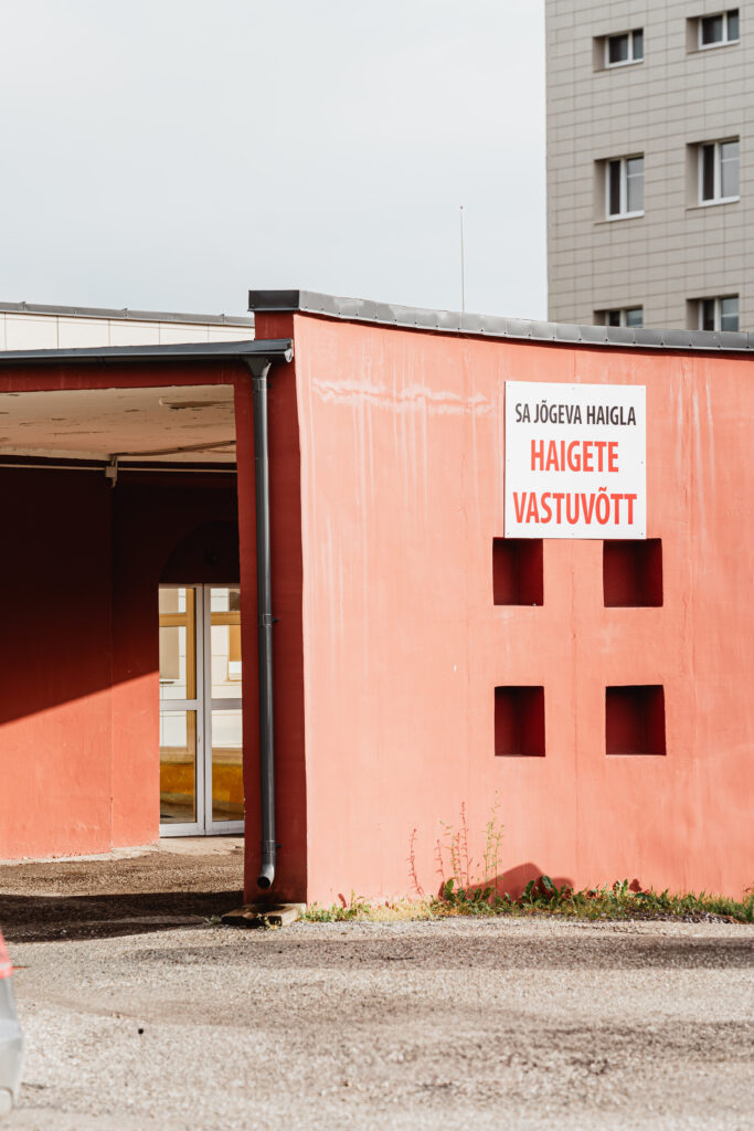 Jõgeva Haigla haigete vastuvõtu osakonna sissekäik.